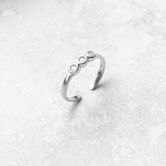 💎TOP SELLER 💎Sterling Silver 3 CZ Toe Ring, Dainty Midi Rings, Stone Jewelry - Picture 9 of 13